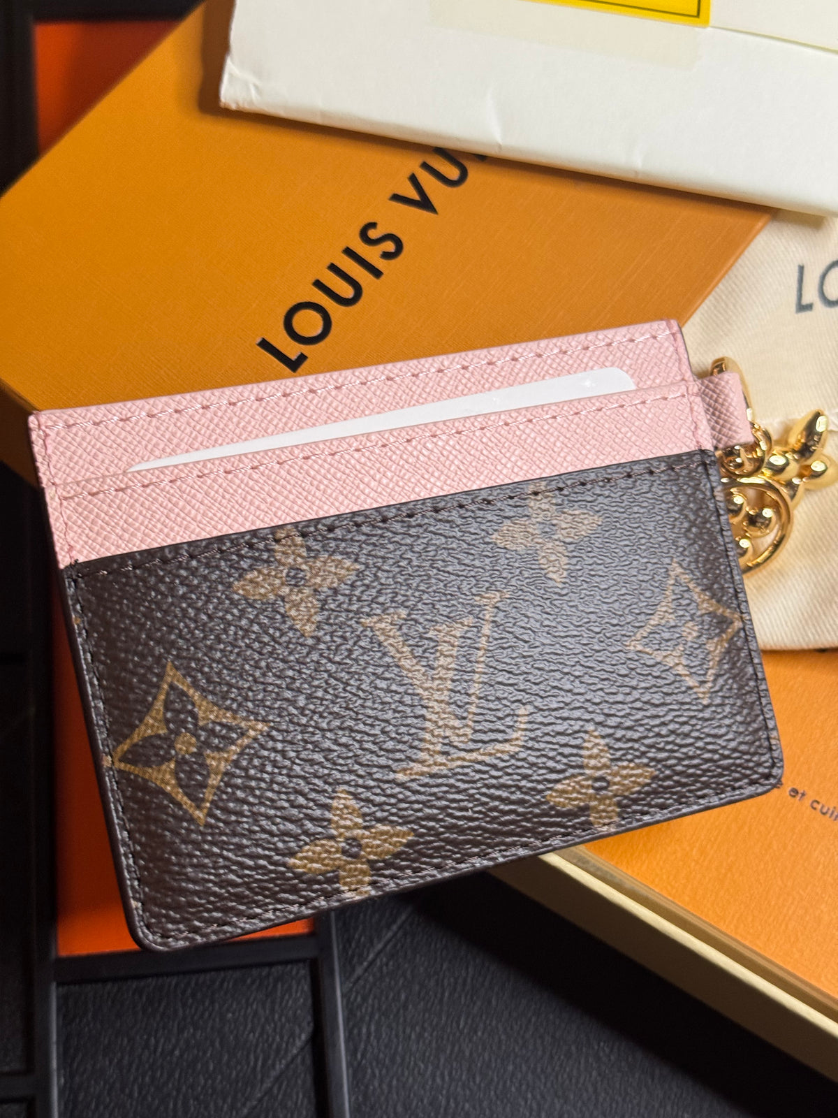 M82739 Charms Card Holder Monogram PINK/BROWN