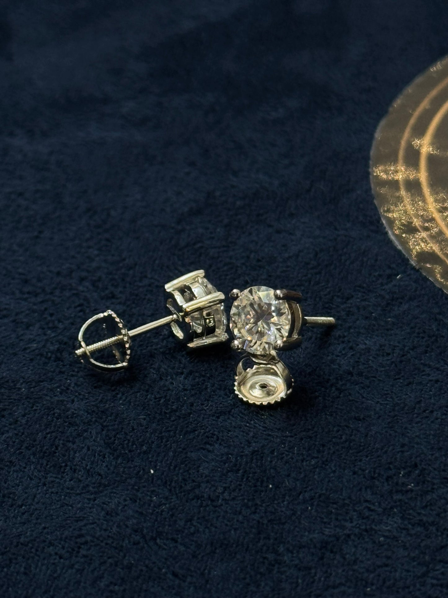 1CT Solitary Round cut 4 prong (twist back)