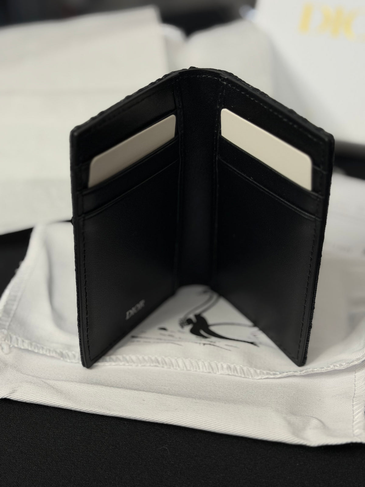 2ESCH138YSE_H03E
 Bifold Card Holder Black Oblique Jacquard