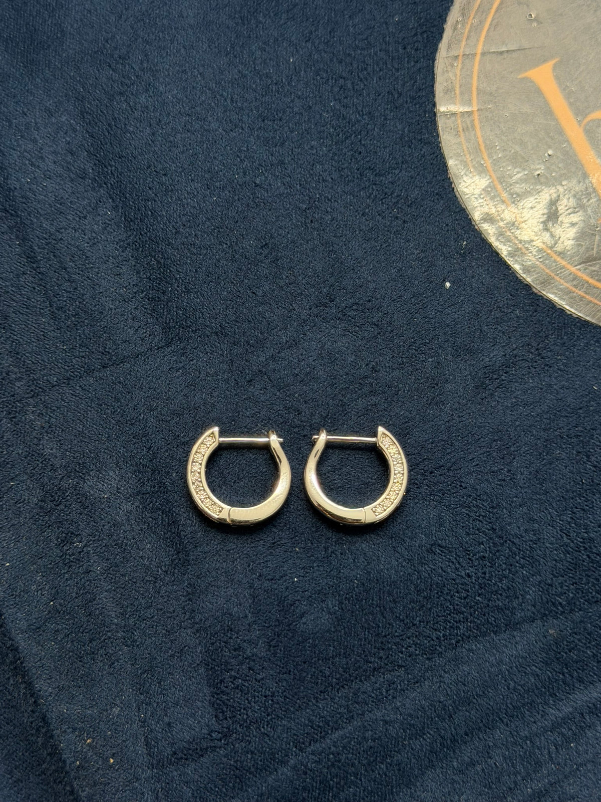 1CTW "lucky Shoe" 3 dimensional single row hoops