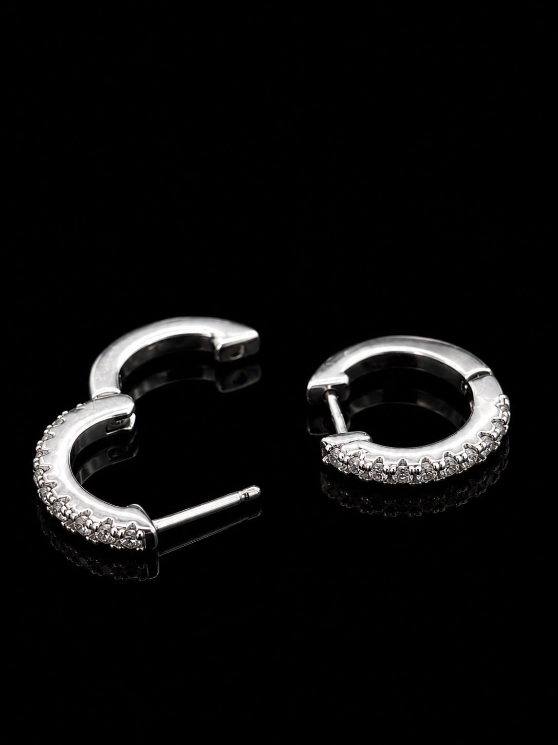 0.5CTW Single row Huggie Hoops