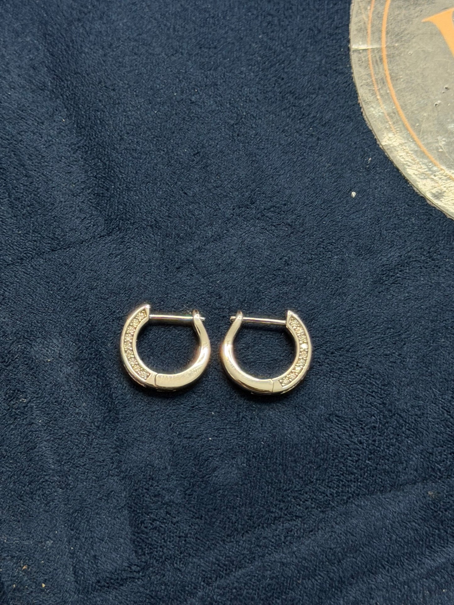 1CTW "lucky Shoe" 3 dimensional single row hoops