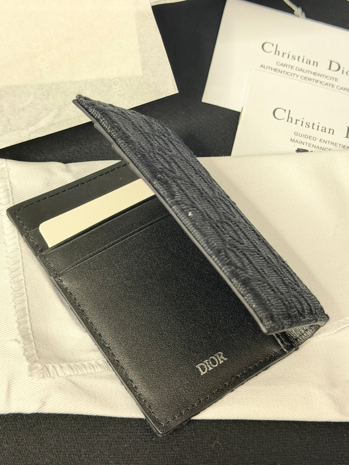 2ESCH138YSE_H03E
 Bifold Card Holder Black Oblique Jacquard