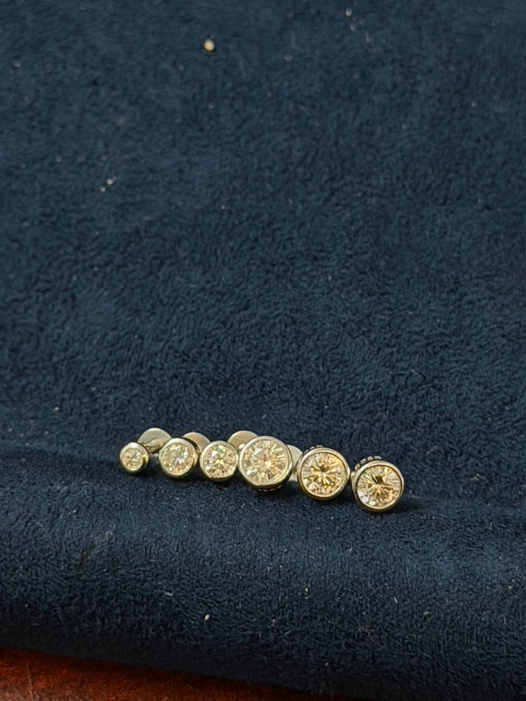 Solitary Round Twist on Nostril Stud