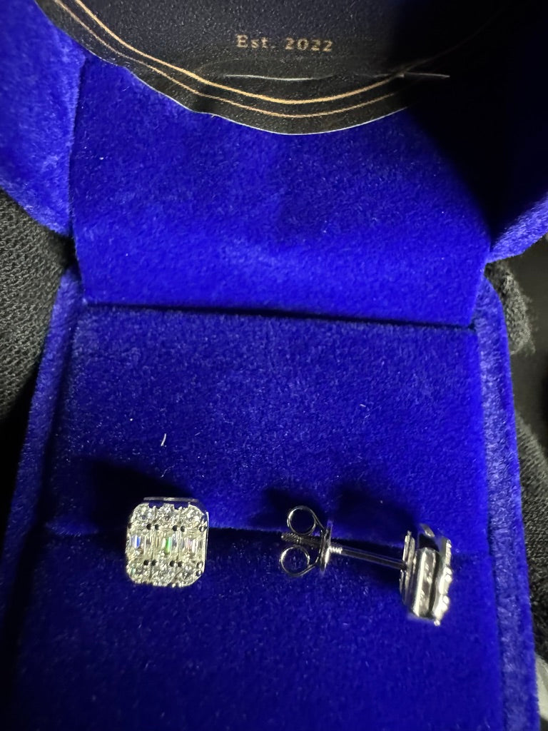 1.5CTW baguette and Round Solitary (twist back)