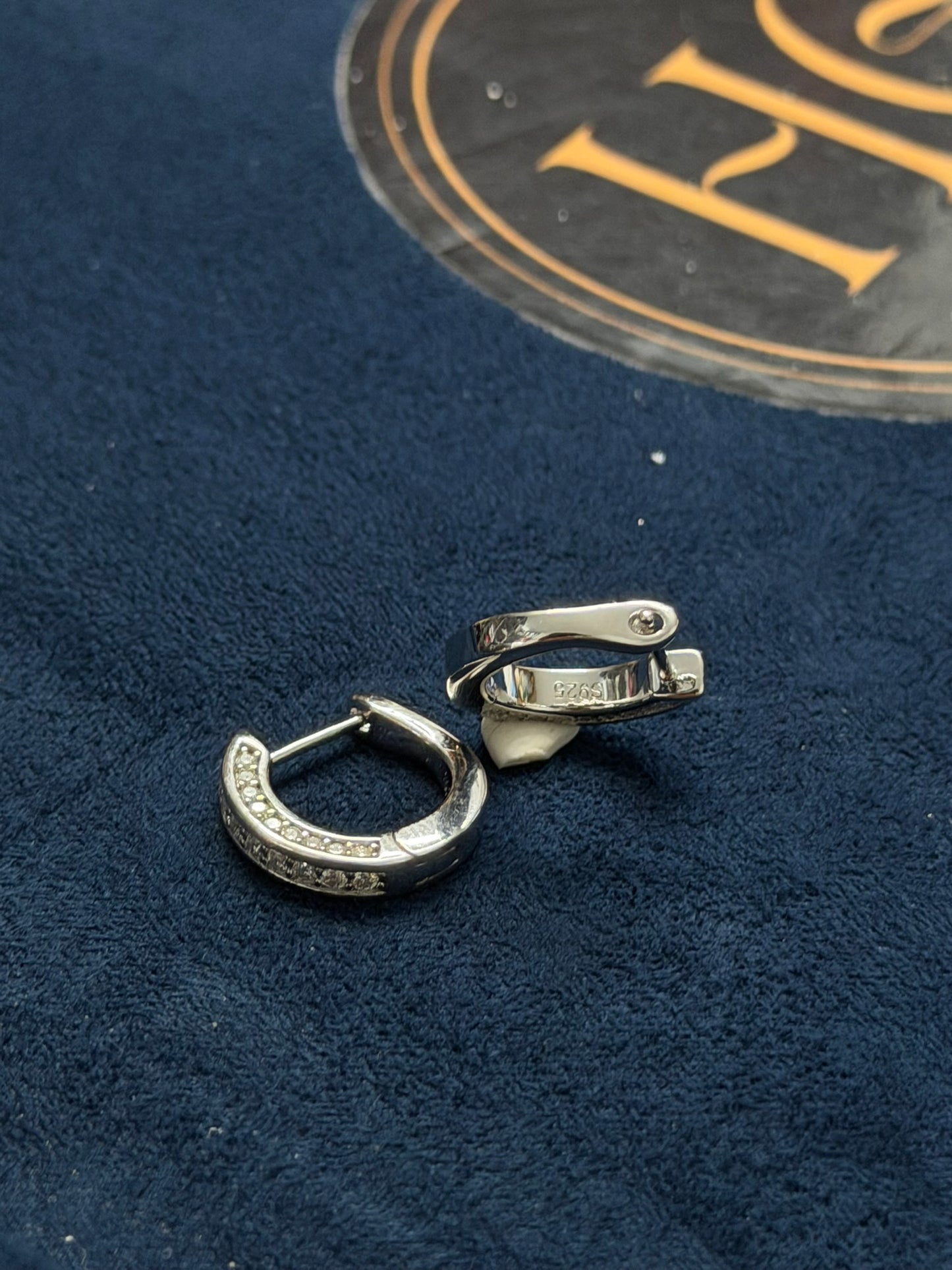 1CTW "lucky Shoe" 3 dimensional single row hoops