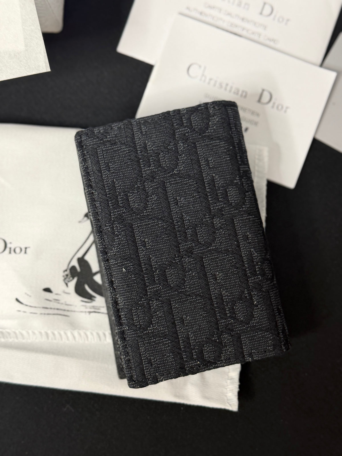 2ESCH138YSE_H03E
 Bifold Card Holder Black Oblique Jacquard