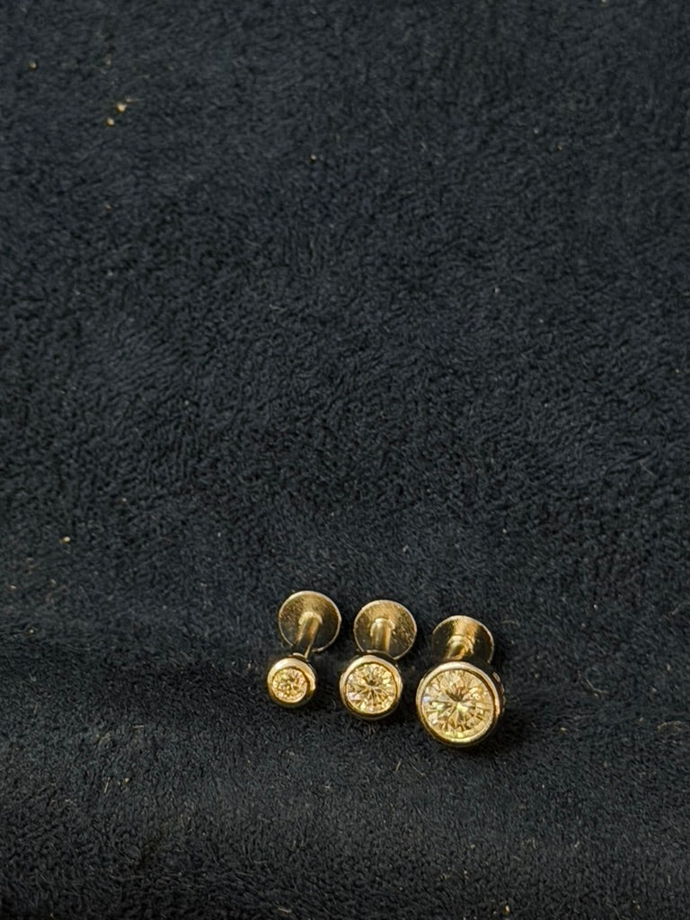 Solitary Round Twist on Nostril Stud