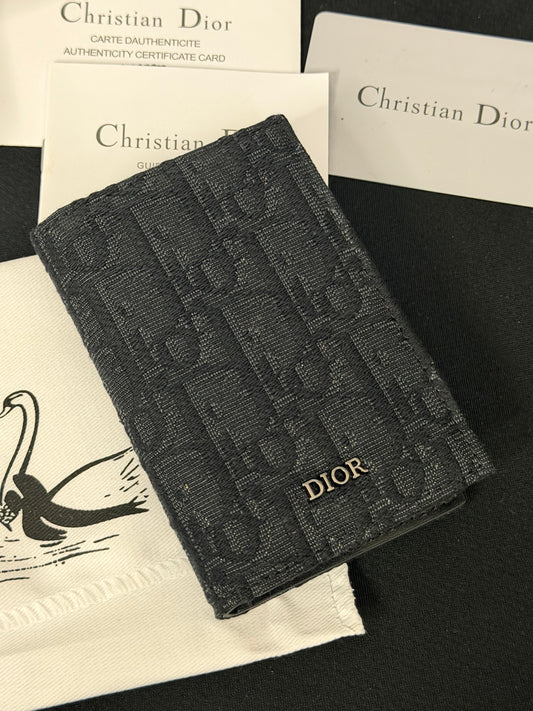 2ESCH138YSE_H03E
 Bifold Card Holder Black Oblique Jacquard